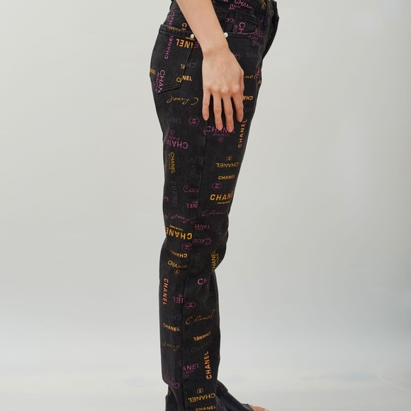 CHANEL LOGO PRINTED BLACK GRAFFITI DENIM JEANS (SIZE 30) 2022 - Picture 4 of 9